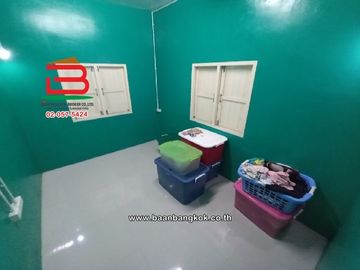 บ้านเดี่ยว หมู่บ้าน การเคหะคลองเก้า มีนบุรี เนื้อที่ 19.5 ตารางวา ซอยร่มเกล้า 7 ถนนนิมิตใหม่ แขวงสามวาตะวันออก เขตคลองสามวา กรุงเทพมหานคร