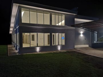 VENTA DE FINCA CAMPESTRE UBICADA EN UN LOTE DE 22.500 M2 DE LOS CUALES 15.000 M2 SON SEMIPLANOS, MANIZALES CALDAS