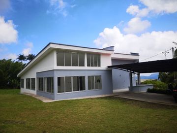 VENTA DE FINCA CAMPESTRE UBICADA EN UN LOTE DE 22.500 M2 DE LOS CUALES 15.000 M2 SON SEMIPLANOS, MANIZALES CALDAS
