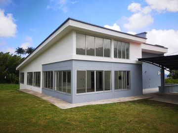 VENTA DE FINCA CAMPESTRE UBICADA EN UN LOTE DE 22.500 M2 DE LOS CUALES 15.000 M2 SON SEMIPLANOS, MANIZALES CALDAS