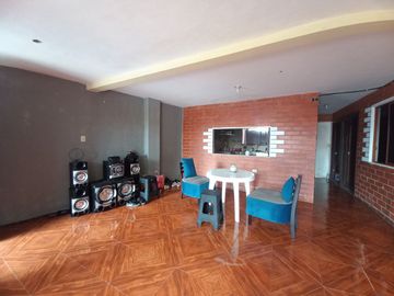 CASA RENTERA DE 7 DEPARTAMENTOS EN EL SECTOR DE LA AV. DE LOS MIGRANTES