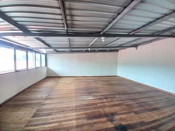 CASA RENTERA DE 7 DEPARTAMENTOS EN EL SECTOR DE LA AV. DE LOS MIGRANTES