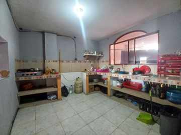 CASA RENTERA DE 7 DEPARTAMENTOS EN EL SECTOR DE LA AV. DE LOS MIGRANTES