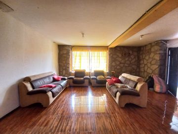 CASA RENTERA DE 7 DEPARTAMENTOS EN EL SECTOR DE LA AV. DE LOS MIGRANTES
