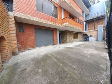 CASA RENTERA DE 7 DEPARTAMENTOS EN EL SECTOR DE LA AV. DE LOS MIGRANTES