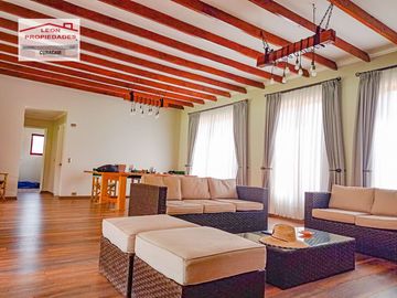 🏠León Propiedades vende moderna casa estilo mediterraneo en sector Cuyuncavi Alto🏠