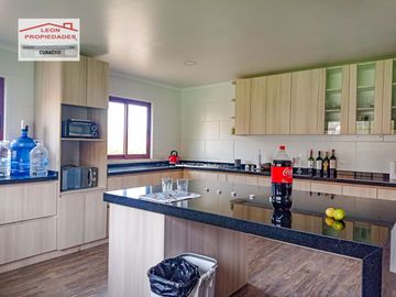 🏠León Propiedades vende moderna casa estilo mediterraneo en sector Cuyuncavi Alto🏠