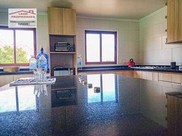 🏠León Propiedades vende moderna casa estilo mediterraneo en sector Cuyuncavi Alto🏠