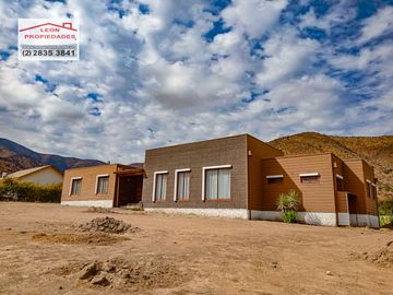 🏠León Propiedades vende moderna casa estilo mediterraneo en sector Cuyuncavi Alto🏠