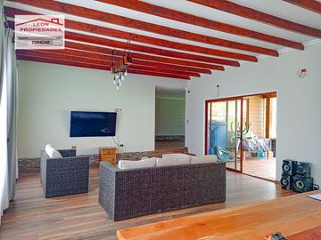 🏠León Propiedades vende moderna casa estilo mediterraneo en sector Cuyuncavi Alto🏠