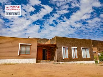 🏠León Propiedades vende moderna casa estilo mediterraneo en sector Cuyuncavi Alto🏠