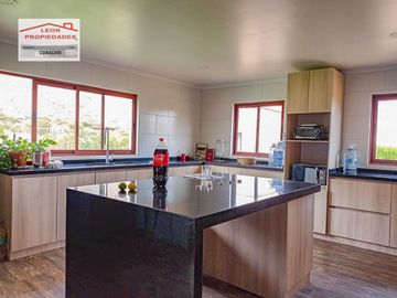 🏠León Propiedades vende moderna casa estilo mediterraneo en sector Cuyuncavi Alto🏠