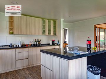 🏠León Propiedades vende moderna casa estilo mediterraneo en sector Cuyuncavi Alto🏠
