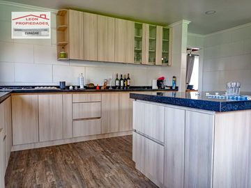 🏠León Propiedades vende moderna casa estilo mediterraneo en sector Cuyuncavi Alto🏠