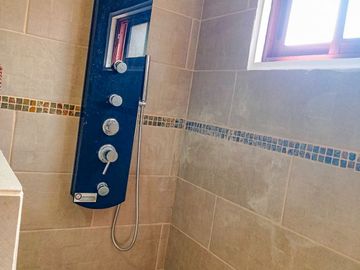 🏠León Propiedades vende moderna casa estilo mediterraneo en sector Cuyuncavi Alto🏠