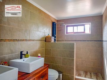🏠León Propiedades vende moderna casa estilo mediterraneo en sector Cuyuncavi Alto🏠