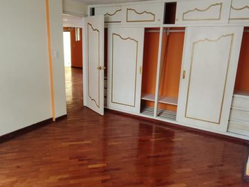 Vendo Casa rentera de 540M2: 5 departamentos y un local comercial, Conocoto, barrio Hospitalaria, Valle De Los Chillos