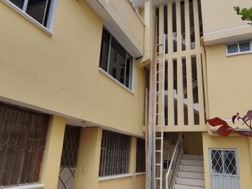 Vendo Casa rentera de 540M2: 5 departamentos y un local comercial, Conocoto, barrio Hospitalaria, Valle De Los Chillos