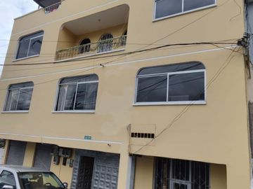 Vendo Casa rentera de 540M2: 5 departamentos y un local comercial, Conocoto, barrio Hospitalaria, Valle De Los Chillos