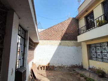 CASA EN VENTA COMO TERRENO 200 M2 ZONA A -  SAN JUAN DE MIRAFLORES