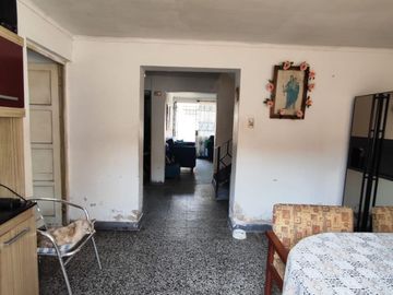 CASA EN VENTA COMO TERRENO 200 M2 ZONA A -  SAN JUAN DE MIRAFLORES