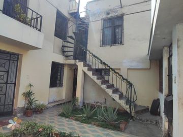 CASA EN VENTA COMO TERRENO 200 M2 ZONA A -  SAN JUAN DE MIRAFLORES