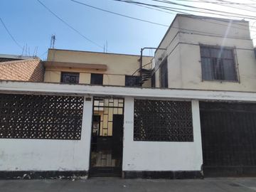 CASA EN VENTA COMO TERRENO 200 M2 ZONA A -  SAN JUAN DE MIRAFLORES