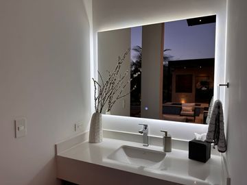 ESPECTACULAR CASA DE VENTA AMOBLADA, MODERNA CON HERMOSA VISTA EN URB EXCLUSIVA CUMBAYA (Sector Colegio Menor)