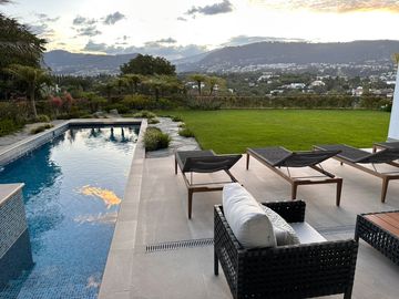 ESPECTACULAR CASA DE VENTA AMOBLADA, MODERNA CON HERMOSA VISTA EN URB EXCLUSIVA CUMBAYA (Sector Colegio Menor)