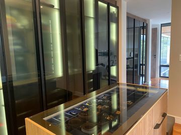 ESPECTACULAR CASA DE VENTA AMOBLADA, MODERNA CON HERMOSA VISTA EN URB EXCLUSIVA CUMBAYA (Sector Colegio Menor)