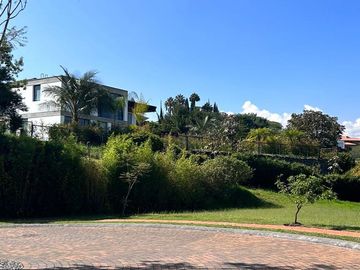 ESPECTACULAR CASA DE VENTA AMOBLADA, MODERNA CON HERMOSA VISTA EN URB EXCLUSIVA CUMBAYA (Sector Colegio Menor)