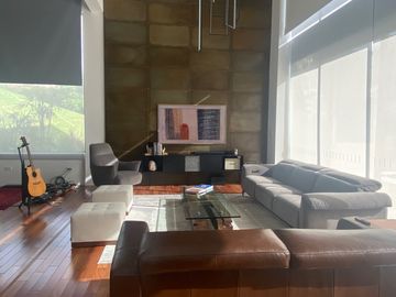 ESPECTACULAR CASA DE VENTA AMOBLADA, MODERNA CON HERMOSA VISTA EN URB EXCLUSIVA CUMBAYA (Sector Colegio Menor)