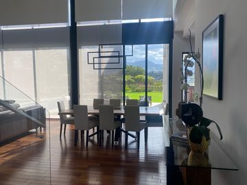 ESPECTACULAR CASA DE VENTA AMOBLADA, MODERNA CON HERMOSA VISTA EN URB EXCLUSIVA CUMBAYA (Sector Colegio Menor)