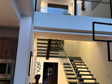 ESPECTACULAR CASA DE VENTA AMOBLADA, MODERNA CON HERMOSA VISTA EN URB EXCLUSIVA CUMBAYA (Sector Colegio Menor)
