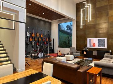 ESPECTACULAR CASA DE VENTA AMOBLADA, MODERNA CON HERMOSA VISTA EN URB EXCLUSIVA CUMBAYA (Sector Colegio Menor)