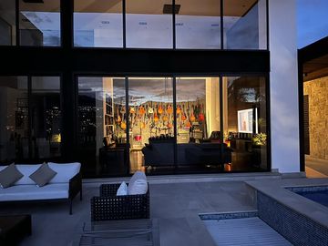 ESPECTACULAR CASA DE VENTA AMOBLADA, MODERNA CON HERMOSA VISTA EN URB EXCLUSIVA CUMBAYA (Sector Colegio Menor)