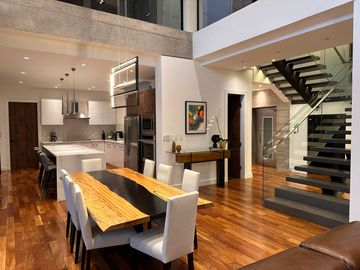 ESPECTACULAR CASA DE VENTA AMOBLADA, MODERNA CON HERMOSA VISTA EN URB EXCLUSIVA CUMBAYA (Sector Colegio Menor)