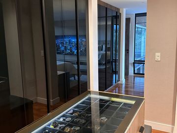 ESPECTACULAR CASA DE VENTA AMOBLADA, MODERNA CON HERMOSA VISTA EN URB EXCLUSIVA CUMBAYA (Sector Colegio Menor)