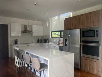 ESPECTACULAR CASA DE VENTA AMOBLADA, MODERNA CON HERMOSA VISTA EN URB EXCLUSIVA CUMBAYA (Sector Colegio Menor)