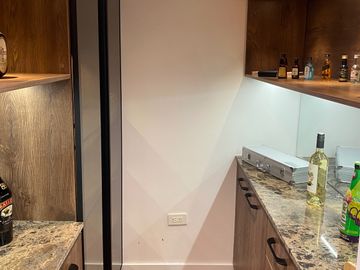 ESPECTACULAR CASA DE VENTA AMOBLADA, MODERNA CON HERMOSA VISTA EN URB EXCLUSIVA CUMBAYA (Sector Colegio Menor)