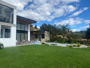 ESPECTACULAR CASA DE VENTA AMOBLADA, MODERNA CON HERMOSA VISTA EN URB EXCLUSIVA CUMBAYA (Sector Colegio Menor)