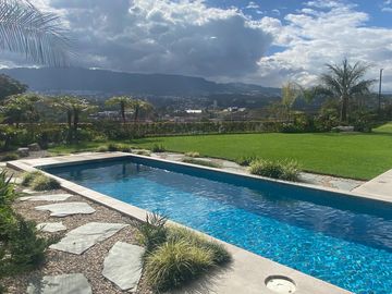 ESPECTACULAR CASA DE VENTA AMOBLADA, MODERNA CON HERMOSA VISTA EN URB EXCLUSIVA CUMBAYA (Sector Colegio Menor)