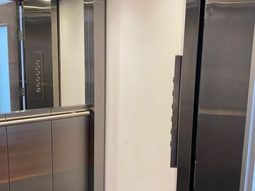 ESPECTACULAR CASA DE VENTA AMOBLADA, MODERNA CON HERMOSA VISTA EN URB EXCLUSIVA CUMBAYA (Sector Colegio Menor)