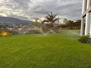 ESPECTACULAR CASA DE VENTA AMOBLADA, MODERNA CON HERMOSA VISTA EN URB EXCLUSIVA CUMBAYA (Sector Colegio Menor)