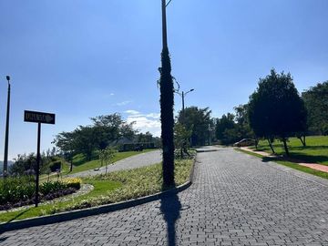 ESPECTACULAR CASA DE VENTA AMOBLADA, MODERNA CON HERMOSA VISTA EN URB EXCLUSIVA CUMBAYA (Sector Colegio Menor)