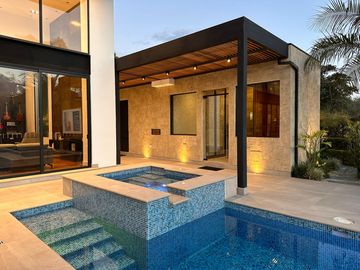 ESPECTACULAR CASA DE VENTA AMOBLADA, MODERNA CON HERMOSA VISTA EN URB EXCLUSIVA CUMBAYA (Sector Colegio Menor)
