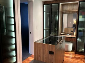 ESPECTACULAR CASA DE VENTA AMOBLADA, MODERNA CON HERMOSA VISTA EN URB EXCLUSIVA CUMBAYA (Sector Colegio Menor)