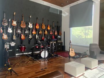 ESPECTACULAR CASA DE VENTA AMOBLADA, MODERNA CON HERMOSA VISTA EN URB EXCLUSIVA CUMBAYA (Sector Colegio Menor)