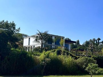 ESPECTACULAR CASA DE VENTA AMOBLADA, MODERNA CON HERMOSA VISTA EN URB EXCLUSIVA CUMBAYA (Sector Colegio Menor)