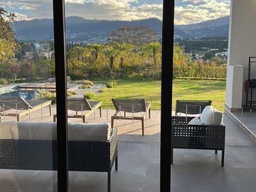 ESPECTACULAR CASA DE VENTA AMOBLADA, MODERNA CON HERMOSA VISTA EN URB EXCLUSIVA CUMBAYA (Sector Colegio Menor)